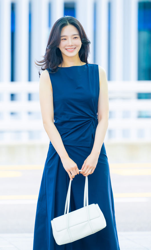 배우 박규영이 17일 오전 해외 일정 참석을 위해 인천공항을 통해 출국했다.이날 박규영은 해외 패션 브랜드 캠페인 촬영 차 미국 뉴욕으로 출국했다.박규영이 출국장으로 향하며 포즈를 취하고 있다. 2026.06.17 / rumi@osen.co.kr