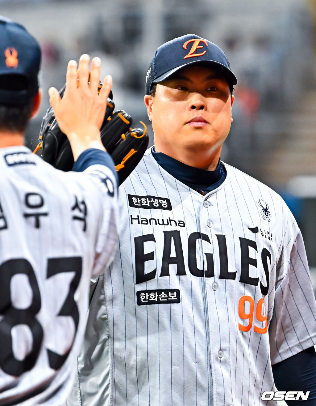 12일 서울 고척 스카이돔에서 2026 신한 SOL KBO리그 키움 히어로즈와 한화 이글스의 경기가 열렸다.키움은 배동현, 한화는 류현진이 선발로 나섰다.3회말을 마친 한화 선발 류현진이 덕아웃으로 들어오며 기뻐하고 있다. 2026.05.12 / rumi@osen.co.kr