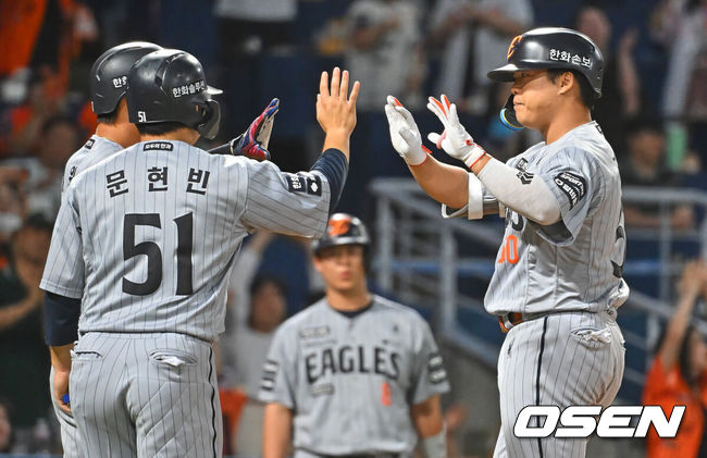 [OSEN=창원, 이석우 기자] 16일 창원NC파크에서 2026 신한 SOL KBO 리그 NC 다이노스와 한화 이글스의 경기가 열렸다. 홈팀 NC는 구창모가, 방문팀 한화는 화이트가 선발 출전했다. 한화 이글스 강백호가 8회초 1사 2,3루 우월 3점 홈런을 치고 하이파이브를 하고 있다. 2026.06.16 / foto0307@osen.co.kr
