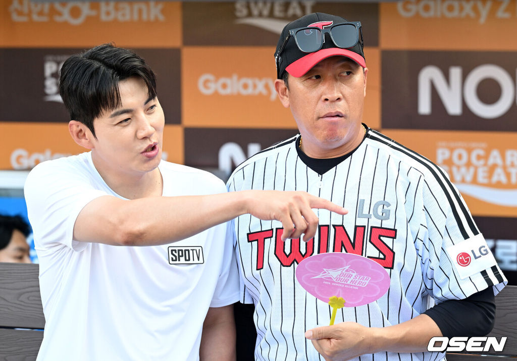 SSG, 한화 팬들은 행복했다. 구단의 미래 최윤석(SSG), 한지윤(한화)의 활약을 등에 업은 북부리그 올스타가 퓨처스리그 올스타전 승자로 우뚝 섰다. 이대진 감독이 이끄는 북부리그 올스타(한화 이글스, SSG 랜더스, LG 트윈스, 두산 베어스, 고양 히어로즈)는 11일 대전 한화생명볼파크에서 개최된 2025 KBO 퓨처스 올스타전에서 박치왕 감독이 지휘하는 남부리그 올스타(상무, KT 위즈, 삼성 라이온즈, NC 다이노스, 롯데 자이언츠, KIA 타이거즈)를 4-2로 제압했다. 북부리그 올스타는 지난해 5-9 패배를 설욕하고 2023년 이후 2년 만에 올스타전 승리를 맛봤다.경기에 앞서 이대형 해설위원과 LG 이병규 감독이 이야기를 나누고 있다. 2025.07.11 /sunday@osen.co.kr