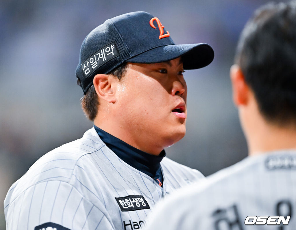 12일 서울 고척 스카이돔에서 2026 신한 SOL KBO리그 키움 히어로즈와 한화 이글스의 경기가 열렸다.키움은 배동현, 한화는 류현진이 선발로 나섰다.1회말을 마친 한화 선발 류현진이 덕아웃으로 들어오며 하이파이브를 하고 있다. 2026.05.12 / rumi@osen.co.kr