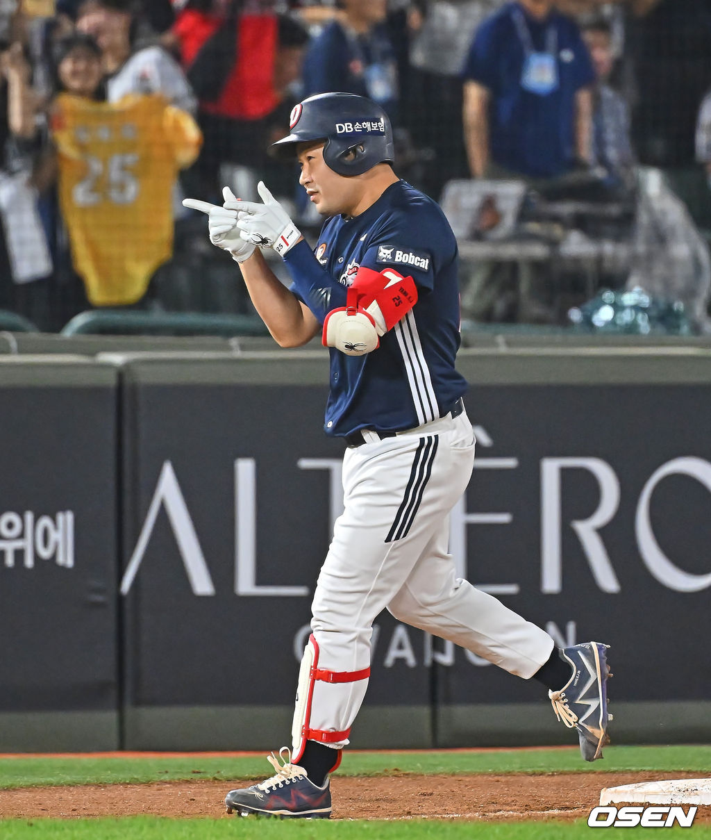 11일 부산 사직야구장에서 2026 신한 SOL KBO 리그 롯데 자이언츠와 두산 베어스의 경기가 열렸다. 홈팀 롯데는 박세웅이, 방문팀 두산은 타카다가 선발 출전했다.두산 베어스 양의지가 9회초 좌월 솔로 홈런을 치고 세리머니를 하고 있다. 2026.06.11 / foto0307@osen.co.kr