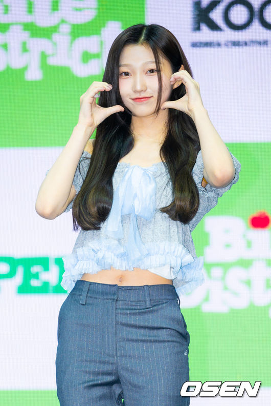 [OSEN=민경훈 기자] 걸그룹 유스피어 컴백 쇼케이스가 17일 오후 서울시 영등포구 명화 라이브홀에서 열렸다.6인조 걸그룹 '유스피어(USPEER)-시안, 소이, 서유, 다온, 채나, 로아’는 이날 첫 번째 미니앨범 '바이트 디스트릭트(BITE DISTRICT)'를 발표한다. 지난해 발매한 첫 싱글 '스피드 존(SPEED ZONE)' 이후 약 1년 만의 신보다. 타이틀곡 '위키드 게임(WICKED GAME)'은 사랑 앞에 솔직하지 못한 소녀들의 감정을 담은 곡이다. 유스피어 로아가 포즈를 취하고 있다.. 2026.06.17 / rumi@osen.co.kr
