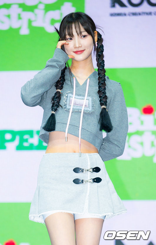 [OSEN=민경훈 기자] 걸그룹 유스피어 컴백 쇼케이스가 17일 오후 서울시 영등포구 명화 라이브홀에서 열렸다.6인조 걸그룹 '유스피어(USPEER)-시안, 소이, 서유, 다온, 채나, 로아’는 이날 첫 번째 미니앨범 '바이트 디스트릭트(BITE DISTRICT)'를 발표한다. 지난해 발매한 첫 싱글 '스피드 존(SPEED ZONE)' 이후 약 1년 만의 신보다. 타이틀곡 '위키드 게임(WICKED GAME)'은 사랑 앞에 솔직하지 못한 소녀들의 감정을 담은 곡이다. 유스피어 시안이 포즈를 취하고 있다.. 2026.06.17 / rumi@osen.co.kr