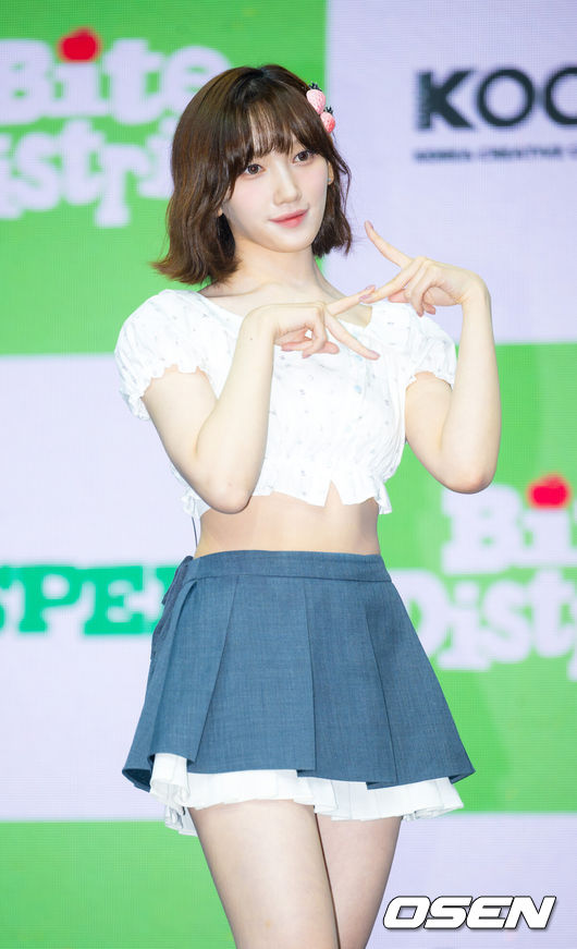 [OSEN=민경훈 기자] 걸그룹 유스피어 컴백 쇼케이스가 17일 오후 서울시 영등포구 명화 라이브홀에서 열렸다.6인조 걸그룹 '유스피어(USPEER)-시안, 소이, 서유, 다온, 채나, 로아’는 이날 첫 번째 미니앨범 '바이트 디스트릭트(BITE DISTRICT)'를 발표한다. 지난해 발매한 첫 싱글 '스피드 존(SPEED ZONE)' 이후 약 1년 만의 신보다. 타이틀곡 '위키드 게임(WICKED GAME)'은 사랑 앞에 솔직하지 못한 소녀들의 감정을 담은 곡이다. 유스피어 소이가 포즈를 취하고 있다.. 2026.06.17 / rumi@osen.co.kr