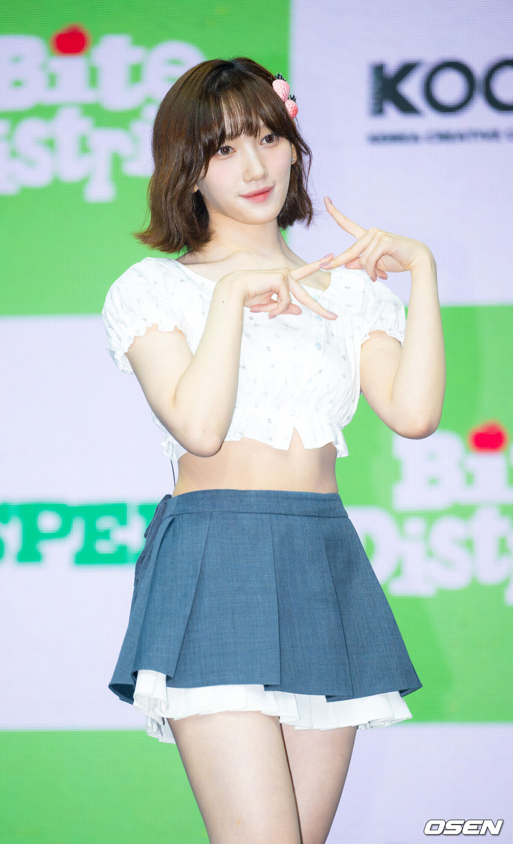 걸그룹 유스피어 컴백 쇼케이스가 17일 오후 서울시 영등포구 명화 라이브홀에서 열렸다.6인조 걸그룹 '유스피어(USPEER)-시안, 소이, 서유, 다온, 채나, 로아’는 이날 첫 번째 미니앨범 '바이트 디스트릭트(BITE DISTRICT)'를 발표한다. 지난해 발매한 첫 싱글 '스피드 존(SPEED ZONE)' 이후 약 1년 만의 신보다. 타이틀곡 '위키드 게임(WICKED GAME)'은 사랑 앞에 솔직하지 못한 소녀들의 감정을 담은 곡이다. 유스피어 소이가 포즈를 취하고 있다.. 2026.06.17 / rumi@osen.co.kr