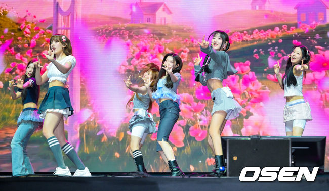 [OSEN=민경훈 기자] 걸그룹 유스피어 컴백 쇼케이스가 17일 오후 서울시 영등포구 명화 라이브홀에서 열렸다.6인조 걸그룹 '유스피어(USPEER)-시안, 소이, 서유, 다온, 채나, 로아’는 이날 첫 번째 미니앨범 '바이트 디스트릭트(BITE DISTRICT)'를 발표한다. 지난해 발매한 첫 싱글 '스피드 존(SPEED ZONE)' 이후 약 1년 만의 신보다. 타이틀곡 '위키드 게임(WICKED GAME)'은 사랑 앞에 솔직하지 못한 소녀들의 감정을 담은 곡이다. 유스피어가 화려한 무대를 선보이고 있다. 2026.06.17 / rumi@osen.co.kr