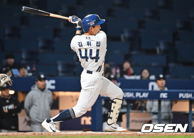 [OSEN=창원, 이석우 기자] 14일 창원NC파크에서 2026 신한 SOL KBO 리그 NC 다이노스와 KT 위즈의 경기가 열렸다. 홈팀 NC는 버하겐이, 방문팀 KT는 고영표가 선발 출전했다. NC 다이노스 김휘집이 6회말 무사 좌익수 앞 안타를 치고 있다. 2026.04.14 / foto0307@osen.co.kr