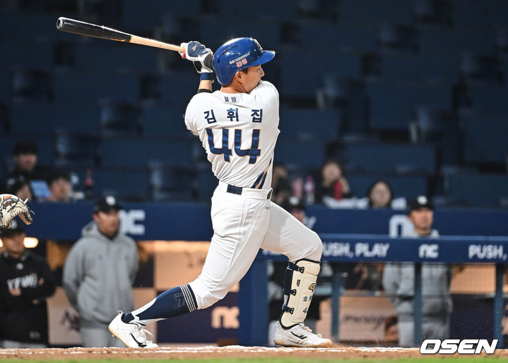 14일 창원NC파크에서 2026 신한 SOL KBO 리그 NC 다이노스와 KT 위즈의 경기가 열렸다. 홈팀 NC는 버하겐이, 방문팀 KT는 고영표가 선발 출전했다. NC 다이노스 김휘집이 6회말 무사 좌익수 앞 안타를 치고 있다. 2026.04.14 / foto0307@osen.co.kr