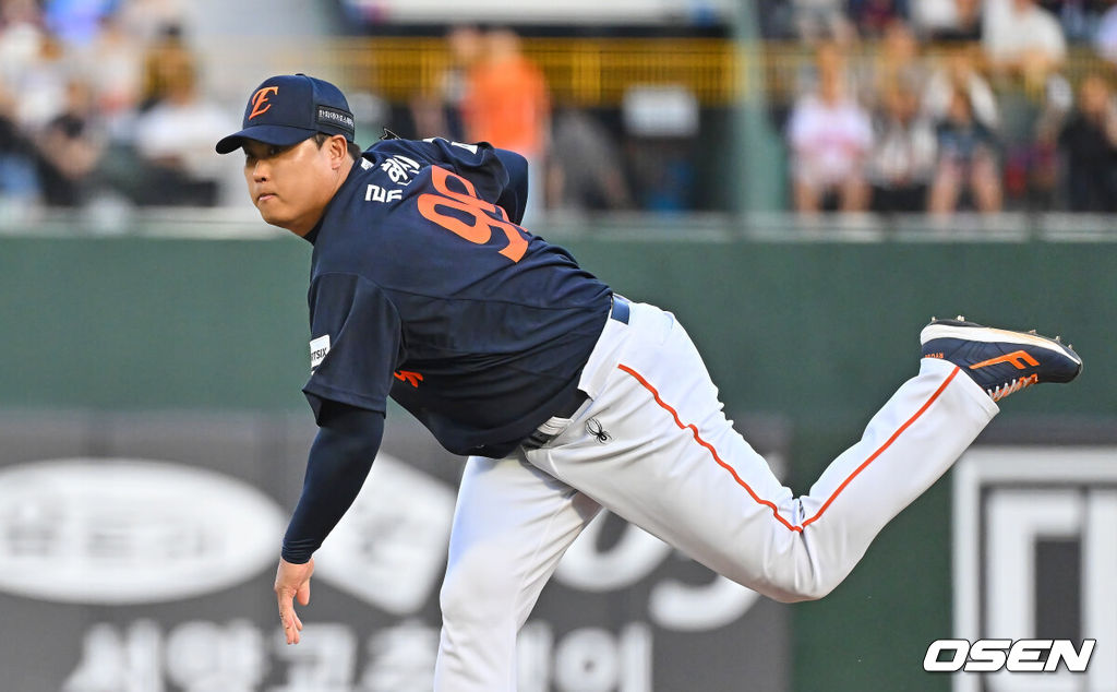 5일 부산 사직야구장에서 2026 신한 SOL KBO 리그 롯데 자이언츠와 한화 이글스의 경기가 열렸다. 홈팀 롯데는 로드리게스가, 방문팀 한화는 류현진이 선발 출전했다.한화 이글스 선발 투수 류현진이 역투하고 있다. 2026.06.05 / foto0307@osen.co.kr