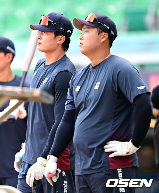 [OSEN=인천, 최규한 기자] 17일 인천 SSG랜더스필드에서 ‘2026 신한 SOL Bank KBO리그’ SSG 랜더스와 롯데 자이언츠의 경기가 열린다. 경기를 앞두고 롯데 윤동희와 한동희가 타격 훈련을 펼치고 있다. 2026.06.17 / dreamer@osen.co.kr