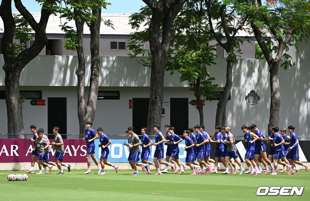 홍명보 감독이 이끄는 대한민국 축구국가대표팀이 16일(한국시각) 멕시코 과달라하라 인근 사포판의 치바스 베르데 바예에서 훈련을 진행했다.대표팀은 전날 A조 1차전에서 체코를 상대로 2-1 역전승을 거뒀다. 남아프리카공화국을 2-0으로 제압한 개최국 멕시코에 이은 조 2위다.대한민국 선수들이 러닝 훈련을 하고 있다. 2026.06.16 /sunday@osen.co.kr