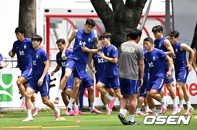 [OSEN=사포판(멕시코), 이대선 기자] 홍명보 감독이 이끄는 대한민국 축구국가대표팀이 16일(한국시각) 멕시코 과달라하라 인근 사포판의 치바스 베르데 바예에서 훈련을 진행했다.대표팀은 전날 A조 1차전에서 체코를 상대로 2-1 역전승을 거뒀다. 남아프리카공화국을 2-0으로 제압한 개최국 멕시코에 이은 조&nbsp;2위다.대한민국 선수들이 훈련을 하고 있다. 2026.06.16 /sunday@osen.co.kr