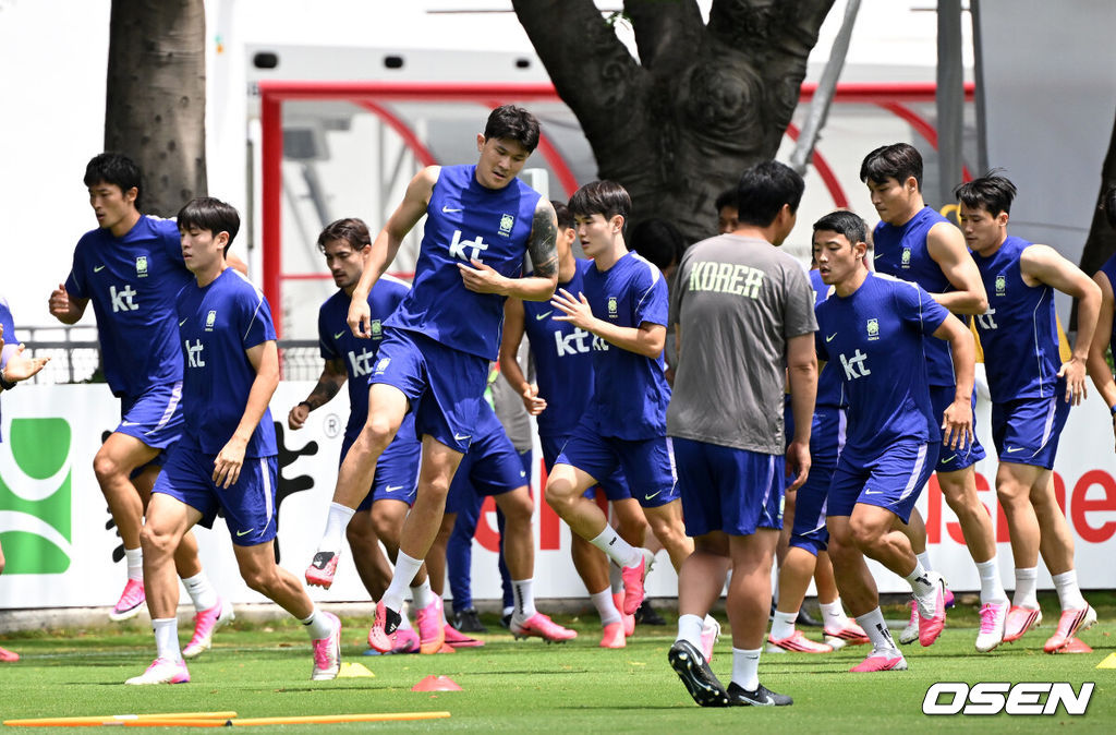 홍명보 감독이 이끄는 대한민국 축구국가대표팀이 16일(한국시각) 멕시코 과달라하라 인근 사포판의 치바스 베르데 바예에서 훈련을 진행했다.대표팀은 전날 A조 1차전에서 체코를 상대로 2-1 역전승을 거뒀다. 남아프리카공화국을 2-0으로 제압한 개최국 멕시코에 이은 조 2위다.대한민국 선수들이 훈련을 하고 있다. 2026.06.16 /sunday@osen.co.kr