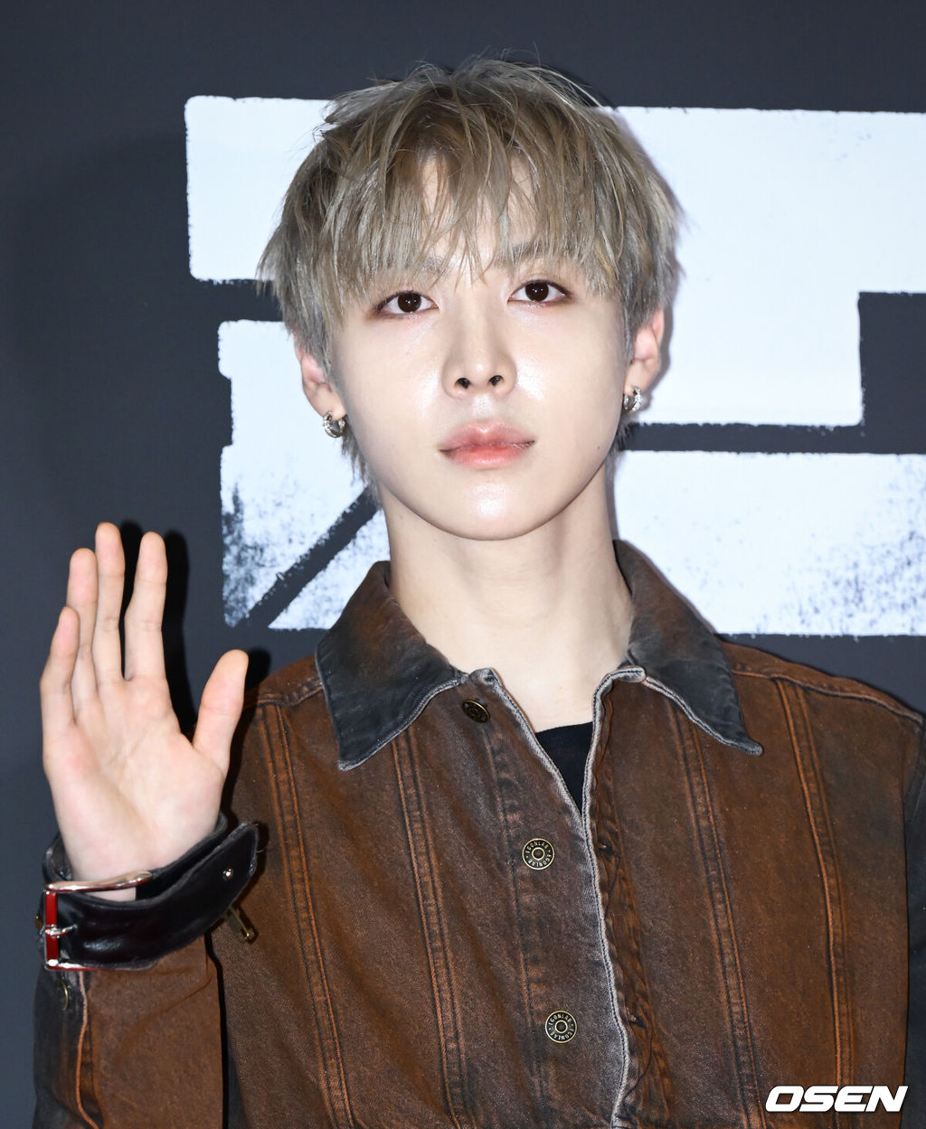 영화 ‘군체’ VIP시사회 포토월 행사가 20일 서울 송파구 롯데시네마 월드타워에서 열렸다. 연상호 감독의 신작 '군체'는 정체불명의 감염사태로 봉쇄된 건물 안, 고립된 생존자들이 예측할 수 없는 형태로 진화하는 감염자들에 맞서 벌이는 사투를 그린다. 올데이프로젝트 우찬이 포즈를 취하고 있다. 2026.05.20 /cej@osen.co.kr