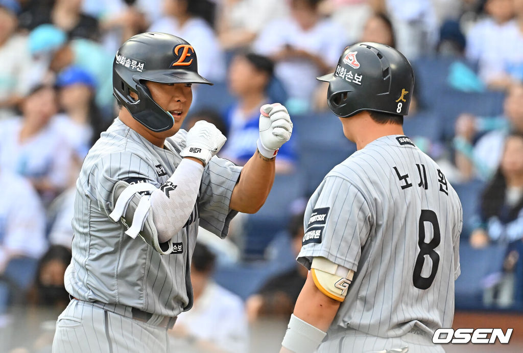 17일 창원NC파크에서 2026 신한 SOL KBO 리그 NC 다이노스와 한화 이글스의 경기가 열렸다. 홈팀 NC는 라일리가, 방문팀 한화는 류현진이 선발 출전했다. 한화 이글스 강백호가 1회초 2사 1루 우월 2점 홈런을 치고 노시환과 세리머니를 하고 있다. 2026.06.17 / foto0307@osen.co.kr