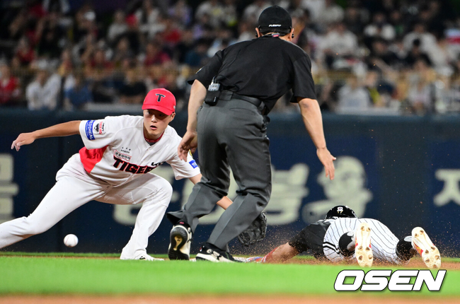 [OSEN=광주, 지형준 기자] 17일 광주-기아 챔피언스필드에서 2026 신한 SOL KBO리그 KIA 타이거즈와 LG 트윈스의 경기가 열렸다.KIA는 아담 올러, LG는 장현식이 선발로 나섰다.8회초 무사 1루에서 LG 박해민이 KIA 박민에 앞서 2루 도루에 성공하고 있다. 2026.06.17 / jpnews@osen.co.kr