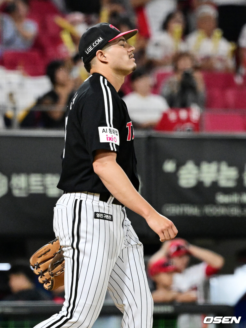 17일 광주-기아 챔피언스필드에서 2026 신한 SOL KBO리그 KIA 타이거즈와 LG 트윈스의 경기가 열렸다.KIA는 아담 올러, LG는 장현식이 선발로 나섰다.8회말 무사 2루에서 LG 리오스가 KIA 김도영에 1타점 좌전 적시타를 허용하며 아쉬워하고 있다. 2026.06.17 / jpnews@osen.co.kr