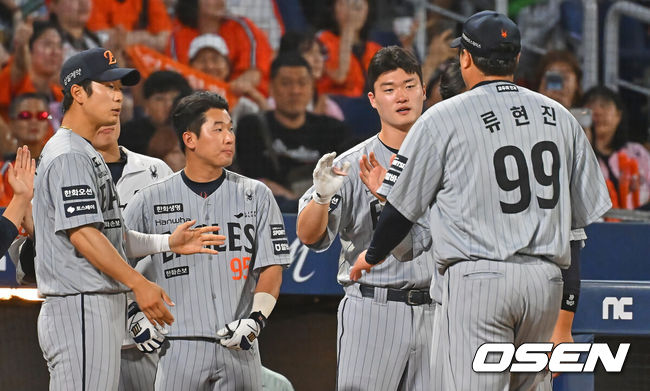 [OSEN=창원, 이석우 기자] 17일 창원NC파크에서 2026 신한 SOL KBO 리그 NC 다이노스와 한화 이글스의 경기가 열렸다. 홈팀 NC는 라일리가, 방문팀 한화는 류현진이 선발 출전했다. 한화 이글스 류현진이 6회말 수비를 무실점으로 막고 동료들과 하이파이브를 하고 있다. 2026.06.17 / foto0307@osen.co.kr