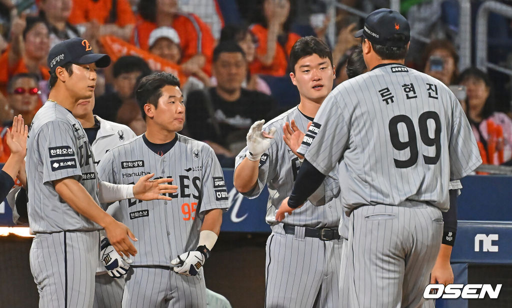 17일 창원NC파크에서 2026 신한 SOL KBO 리그 NC 다이노스와 한화 이글스의 경기가 열렸다. 홈팀 NC는 라일리가, 방문팀 한화는 류현진이 선발 출전했다. 한화 이글스 류현진이 6회말 수비를 무실점으로 막고 동료들과 하이파이브를 하고 있다. 2026.06.17 / foto0307@osen.co.kr