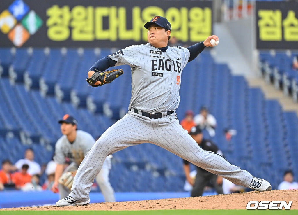 17일 창원NC파크에서 2026 신한 SOL KBO 리그 NC 다이노스와 한화 이글스의 경기가 열렸다. 홈팀 NC는 라일리가, 방문팀 한화는 류현진이 선발 출전했다. 한화 이글스 선발투수 류현진이 역투하고 있다. 2026.06.17 / foto0307@osen.co.kr