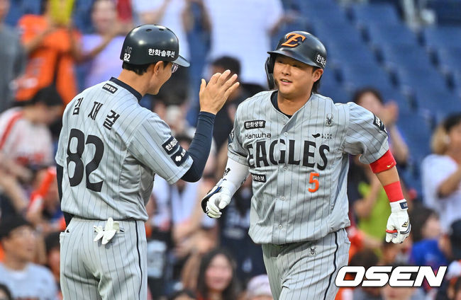 [OSEN=창원, 이석우 기자] 17일 창원NC파크에서 2026 신한 SOL KBO 리그 NC 다이노스와 한화 이글스의 경기가 열렸다. 홈팀 NC는 라일리가, 방문팀 한화는 류현진이 선발 출전했다. 한화 이글스 이도윤이 2회초 1사 우월 솔로 홈런을 치고 하이파이브를 하고 있다. 2026.06.17 / foto0307@osen.co.kr