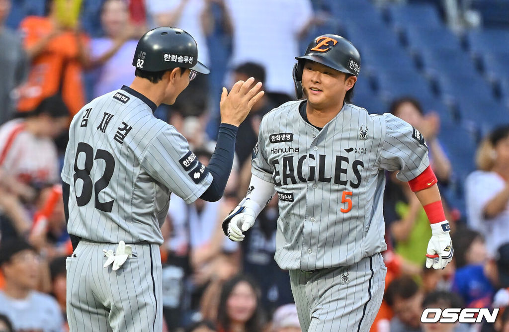 17일 창원NC파크에서 2026 신한 SOL KBO 리그 NC 다이노스와 한화 이글스의 경기가 열렸다. 홈팀 NC는 라일리가, 방문팀 한화는 류현진이 선발 출전했다. 한화 이글스 이도윤이 2회초 1사 우월 솔로 홈런을 치고 하이파이브를 하고 있다. 2026.06.17 / foto0307@osen.co.kr