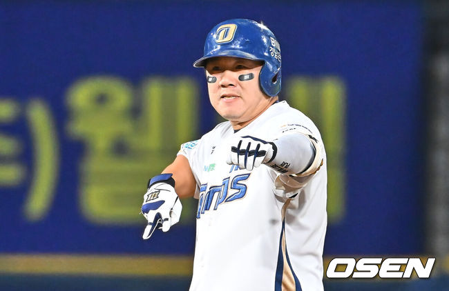 [OSEN=창원, 이석우 기자] 17일 창원NC파크에서 2026 신한 SOL KBO 리그 NC 다이노스와 한화 이글스의 경기가 열렸다. 홈팀 NC는 라일리가, 방문팀 한화는 류현진이 선발 출전했다. NC 다이노스 이우성이 7회말 1사 2루 좌익수 왼쪽 1타점 2루타를 치고 세리머니를 하고 있다. 2026.06.17 / foto0307@osen.co.kr