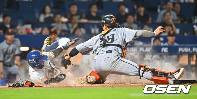 [OSEN=창원, 이석우 기자] 17일 창원NC파크에서 2026 신한 SOL KBO 리그 NC 다이노스와 한화 이글스의 경기가 열렸다. 홈팀 NC는 라일리가, 방문팀 한화는 류현진이 선발 출전했다. NC 다이노스 최정원이 7회말 1사 2,3루 박건우의 유격수 앞 땅볼때 홈에서 세이프되고 있다. 2026.06.17 / foto0307@osen.co.kr