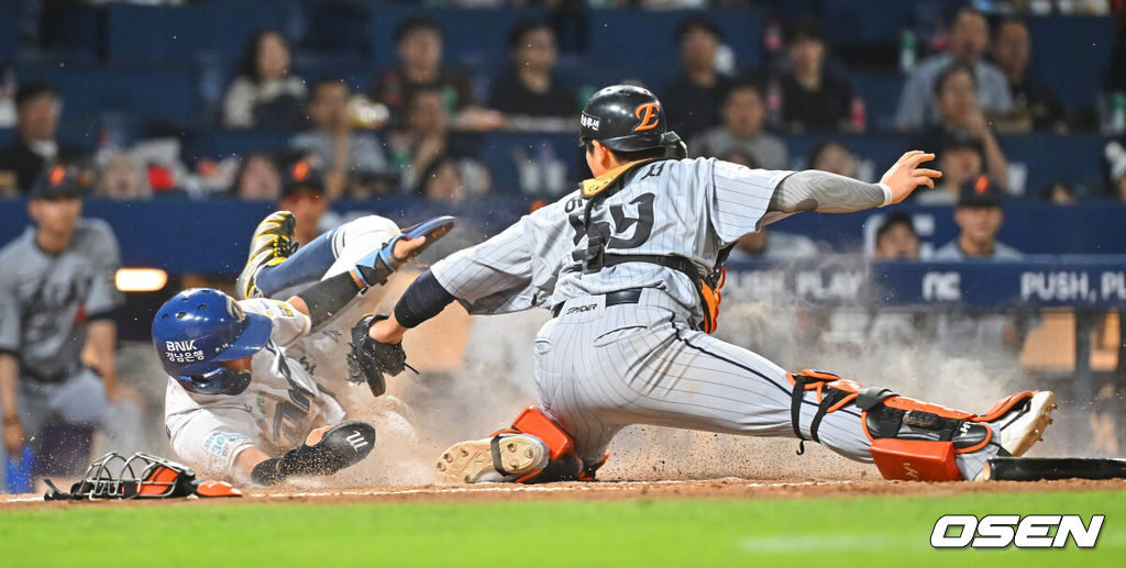 17일 창원NC파크에서 2026 신한 SOL KBO 리그 NC 다이노스와 한화 이글스의 경기가 열렸다. 홈팀 NC는 라일리가, 방문팀 한화는 류현진이 선발 출전했다. NC 다이노스 최정원이 7회말 1사 2,3루 박건우의 유격수 앞 땅볼때 홈에서 세이프되고 있다. 2026.06.17 / foto0307@osen.co.kr