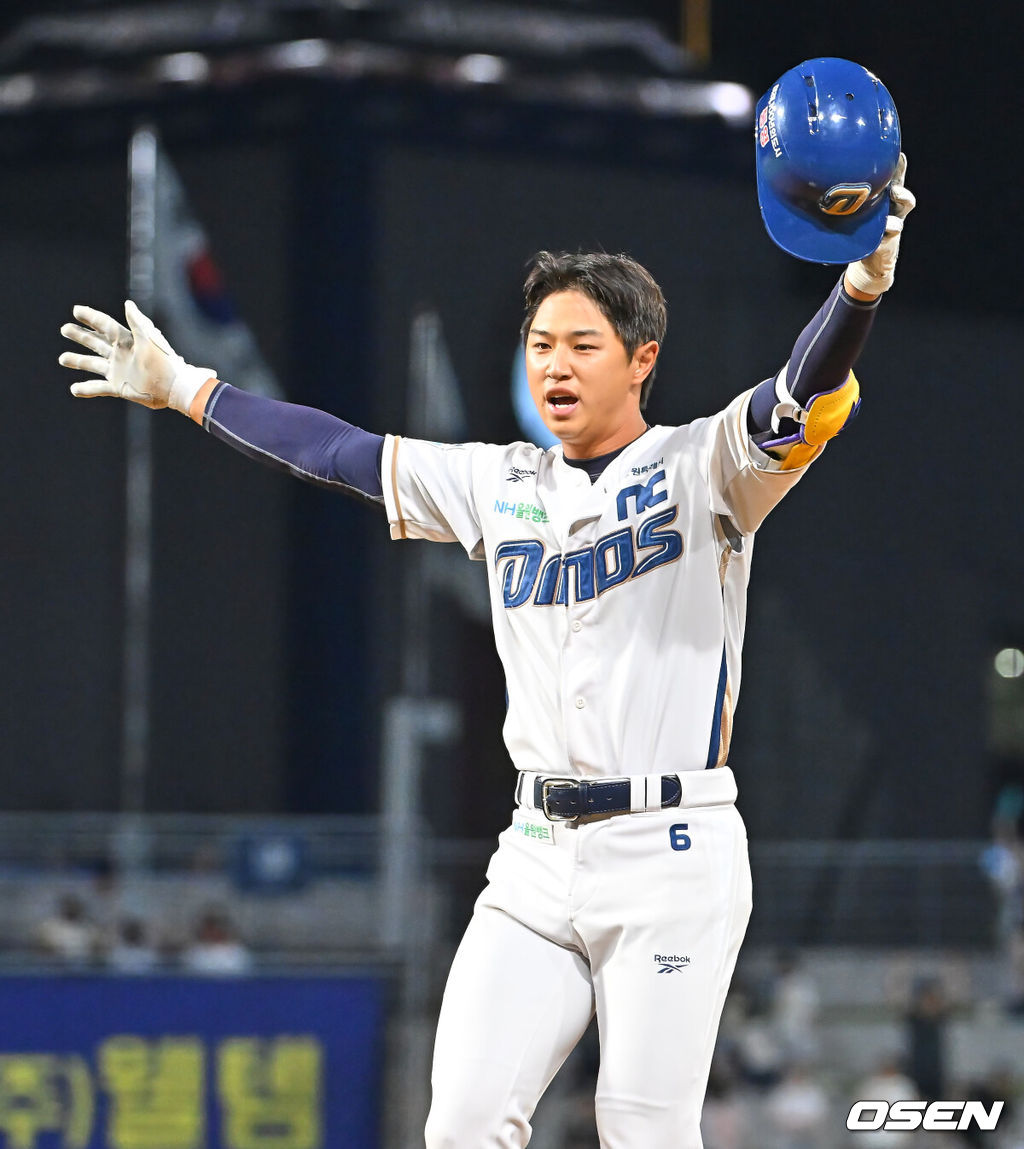 17일 창원NC파크에서 2026 신한 SOL KBO 리그 NC 다이노스와 한화 이글스의 경기가 열렸다. 홈팀 NC는 라일리가, 방문팀 한화는 류현진이 선발 출전했다. NC 다이노스 오태양이 9회말 1사 3루 끝내기 우익수 희생플라이를 치고 기뻐하고 있다. 2026.06.17 / foto0307@osen.co.kr