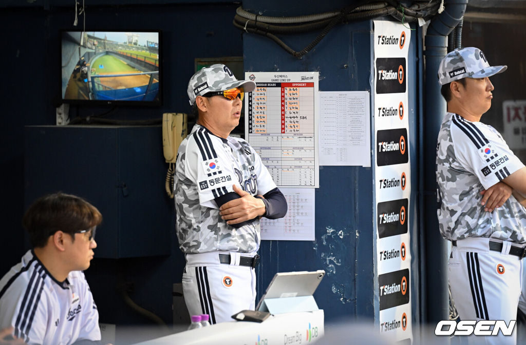 17일 서울 잠실야구장에서 ‘2026 신한 SOL Bank KBO리그’ 두산 베어스와 KT 위즈의 경기가 열렸다.홈팀 두산은 타카다를, 방문팀 KT는 사우어를 선발로 내세웠다.두산 김원형 감독이 경기를 지켜보고 있다. 2026.06.17 /cej@osen.co.kr