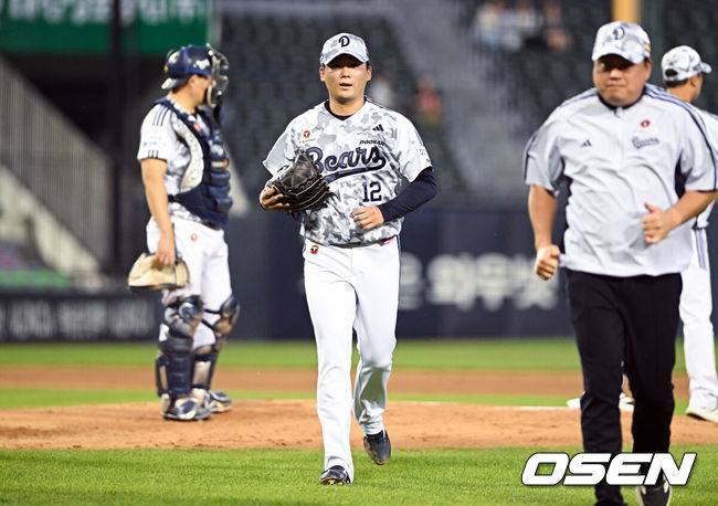 [OSEN=잠실, 조은정 기자]17일 서울 잠실야구장에서 ‘2026 신한 SOL Bank KBO리그’ 두산 베어스와 KT 위즈의 경기가 열렸다.홈팀 두산은 타카다를, 방문팀 KT는 사우어를 선발로 내세웠다.5회초 2사 1,2루에서 두산 타카다가 강판되고 있다. 2026.06.17 /cej@osen.co.kr