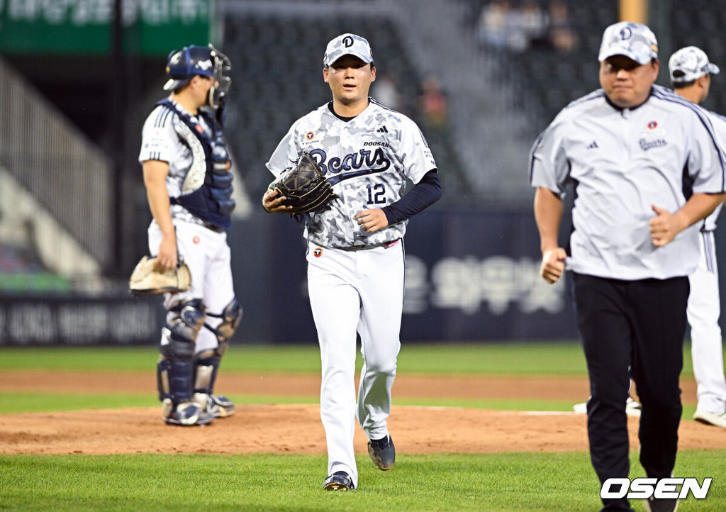 17일 서울 잠실야구장에서 ‘2026 신한 SOL Bank KBO리그’ 두산 베어스와 KT 위즈의 경기가 열렸다.홈팀 두산은 타카다를, 방문팀 KT는 사우어를 선발로 내세웠다.5회초 2사 1,2루에서 두산 타카다가 강판되고 있다. 2026.06.17 /cej@osen.co.kr