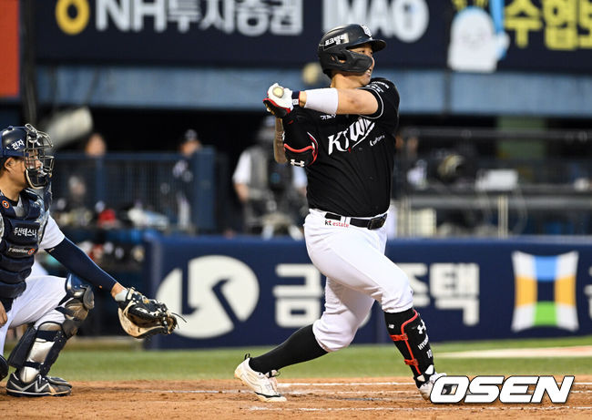[OSEN=잠실, 조은정 기자]17일 서울 잠실야구장에서 ‘2026 신한 SOL Bank KBO리그’ 두산 베어스와 KT 위즈의 경기가 열렸다.홈팀 두산은 타카다를, 방문팀 KT는 사우어를 선발로 내세웠다.5회초 1사 1,3루에서 KT 김현수가 다시 앞서가는 적시타를 날리고 있다. 2026.06.17 /cej@osen.co.kr