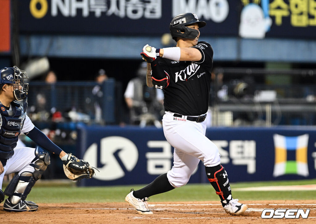 17일 서울 잠실야구장에서 ‘2026 신한 SOL Bank KBO리그’ 두산 베어스와 KT 위즈의 경기가 열렸다.홈팀 두산은 타카다를, 방문팀 KT는 사우어를 선발로 내세웠다.5회초 1사 1,3루에서 KT 김현수가 다시 앞서가는 적시타를 날리고 있다. 2026.06.17 /cej@osen.co.kr