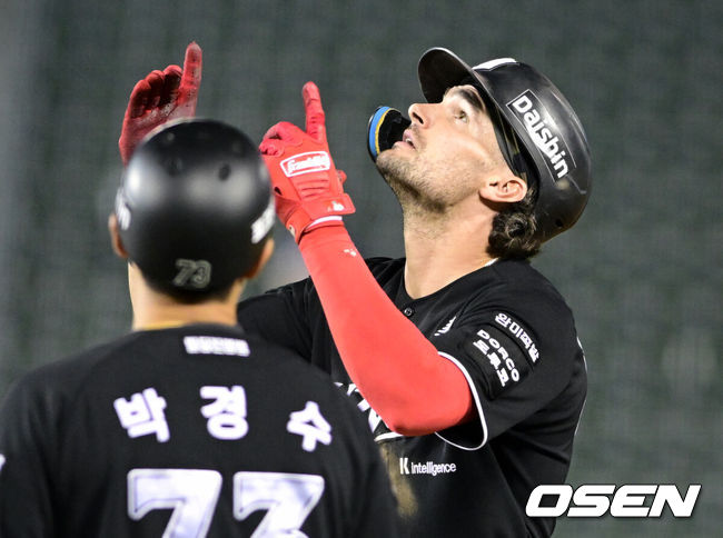 [OSEN=잠실, 조은정 기자]17일 서울 잠실야구장에서 ‘2026 신한 SOL Bank KBO리그’ 두산 베어스와 KT 위즈의 경기가 열렸다.홈팀 두산은 타카다를, 방문팀 KT는 사우어를 선발로 내세웠다.6회초 1사 1루에서 KT 힐리어드가 안타를 날린 뒤 세리머니를 하고 있다. 2026.06.17 /cej@osen.co.kr