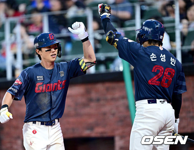 17일 인천 SSG랜더스필드에서 ‘2026 신한 SOL Bank KBO리그’ SSG 랜더스와 롯데 자이언츠의 경기가 열렸다. 6회초 무사 1루 상황 롯데 전민재가 역전 좌월 투런포를 날리고 홈을 밟은 뒤 손성빈과 기뻐하고 있다. 2026.06.17 / dreamer@osen.co.kr