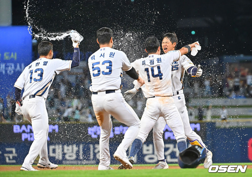 17일 창원NC파크에서 2026 신한 SOL KBO 리그 NC 다이노스와 한화 이글스의 경기가 열렸다. 홈팀 NC는 라일리가, 방문팀 한화는 류현진이 선발 출전했다. NC 다이노스 오태양이 9회말 1사 3루 끝내기 우익수 희생플라이를 치고 동료들의 축하를 받고 있다. 2026.06.17 / foto0307@osen.co.kr