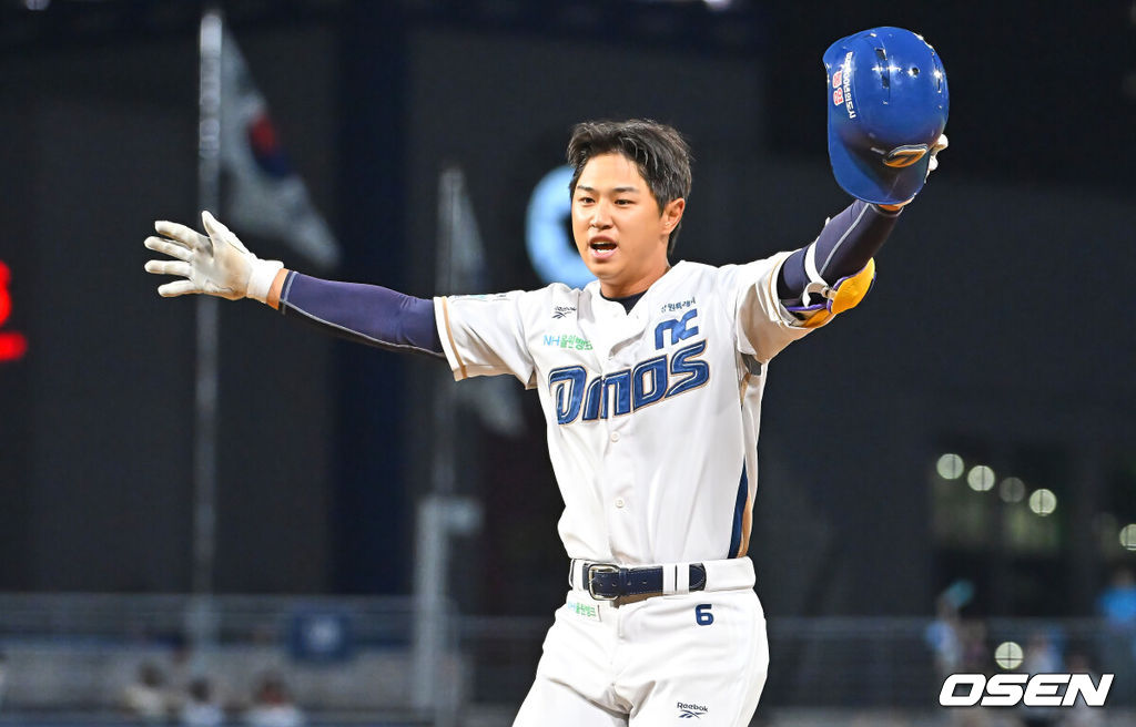 17일 창원NC파크에서 2026 신한 SOL KBO 리그 NC 다이노스와 한화 이글스의 경기가 열렸다. 홈팀 NC는 라일리가, 방문팀 한화는 류현진이 선발 출전했다. NC 다이노스 오태양이 9회말 1사 3루 끝내기 우익수 희생플라이를 치고 기뻐하고 있다. 2026.06.17 / foto0307@osen.co.kr