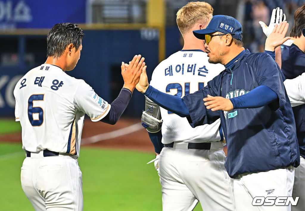 17일 창원NC파크에서 2026 신한 SOL KBO 리그 NC 다이노스와 한화 이글스의 경기가 열렸다. 홈팀 NC는 라일리가, 방문팀 한화는 류현진이 선발 출전했다. NC 다이노스 이호준 감독이 9회말 끝내기로 5-4로 짜릿한 승리를 한 후 주인공 오태양과 하이파이브를 하고 있다. 2026.06.17 / foto0307@osen.co.kr