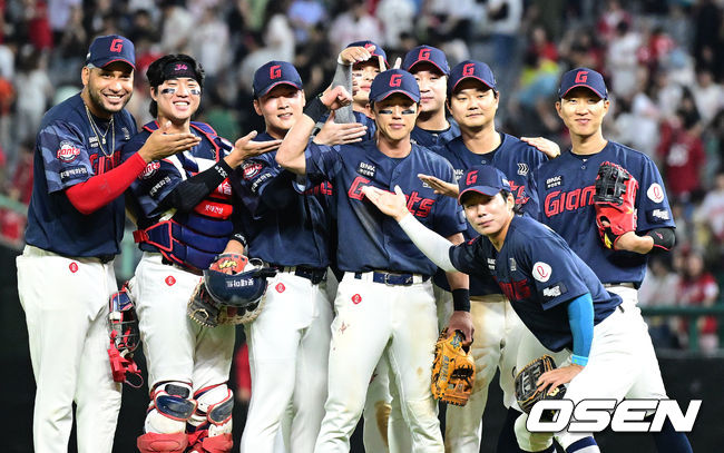 17일 인천 SSG랜더스필드에서 ‘2026 신한 SOL Bank KBO리그’ SSG 랜더스와 롯데 자이언츠의 경기가 열렸다. 경기를 마치고 승리한 롯데 선수들이 포즈를 취하고 있다. 2026.06.17 / dreamer@osen.co.kr