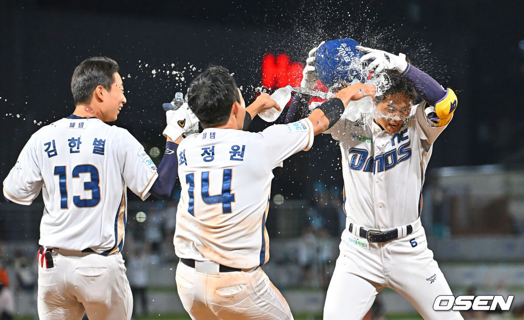 17일 창원NC파크에서 2026 신한 SOL KBO 리그 NC 다이노스와 한화 이글스의 경기가 열렸다. 홈팀 NC는 라일리가, 방문팀 한화는 류현진이 선발 출전했다. NC 다이노스 오태양이 9회말 1사 3루 끝내기 우익수 희생플라이를 치고 동료들의 축하를 받고 있다. 2026.06.17 / foto0307@osen.co.kr