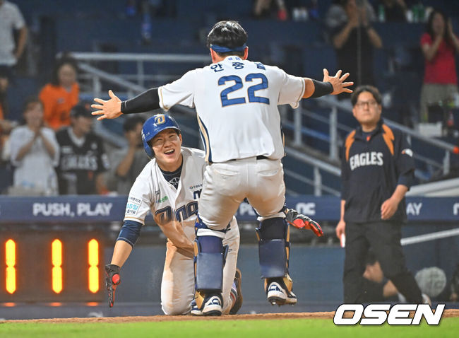[OSEN=창원, 이석우 기자] 17일 창원NC파크에서 2026 신한 SOL KBO 리그 NC 다이노스와 한화 이글스의 경기가 열렸다. 홈팀 NC는 라일리가, 방문팀 한화는 류현진이 선발 출전했다. NC 다이노스 박민우가 9회말 1사 3루 오태양의 끝내기 우익수 희생플라이때 득점을 올리고 안중열과 기쁨을 나누고 있다. 2026.06.17 / foto0307@osen.co.kr