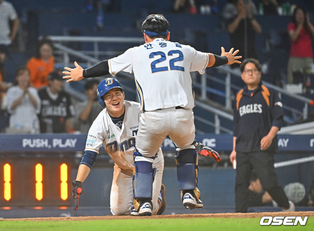 17일 창원NC파크에서 2026 신한 SOL KBO 리그 NC 다이노스와 한화 이글스의 경기가 열렸다. 홈팀 NC는 라일리가, 방문팀 한화는 류현진이 선발 출전했다. NC 다이노스 박민우가 9회말 1사 3루 오태양의 끝내기 우익수 희생플라이때 득점을 올리고 안중열과 기쁨을 나누고 있다. 2026.06.17 / foto0307@osen.co.kr