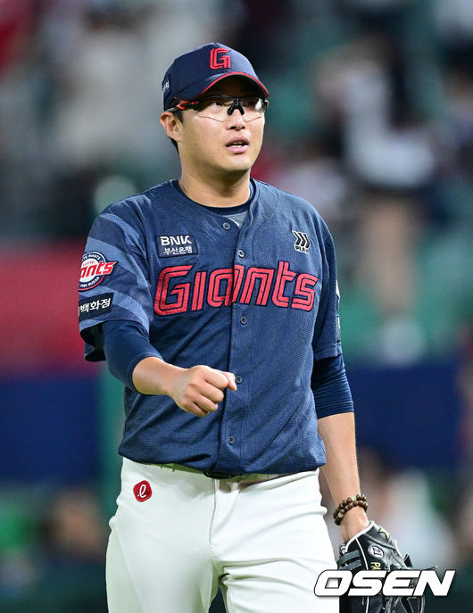 [OSEN=인천, 최규한 기자] 17일 인천 SSG랜더스필드에서 ‘2026 신한 SOL Bank KBO리그’ SSG 랜더스와 롯데 자이언츠의 경기가 열렸다. 6회말 2사 1, 2루 상황 SSG 조형우를 삼진으로 이끌며 실점없이 이닝을 막아낸 롯데 선발 박세웅이 더그아웃으로 향하고 있다. 2026.06.17 / dreamer@osen.co.kr