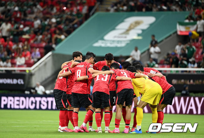  [OSEN=과달라하라(멕시코), 이대선 기자] 12일 (한국시간) 멕시코 에스타디오 과달라하라에서 2026 국제축구연맹(FIFA) 북중미 월드컵 A조 조별리그 1차전 대한민국과 체코의 경기가 열렸다.대표팀은 체코전을 시작으로 19일 개최국 멕시코와 같은 장소에서 격돌한 뒤, 25일 몬테레이 BBVA 스타디움에서 남아프리카공화국과 최종전을 치른다.태극전사들이 경기전 모여 승리를 기원하고 있다.2026.06.12 /sunday@osen.co.kr