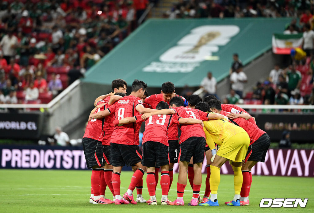  12일 (한국시간) 멕시코 에스타디오 과달라하라에서 2026 국제축구연맹(FIFA) 북중미 월드컵 A조 조별리그 1차전 대한민국과 체코의 경기가 열렸다.대표팀은 체코전을 시작으로 19일 개최국 멕시코와 같은 장소에서 격돌한 뒤, 25일 몬테레이 BBVA 스타디움에서 남아프리카공화국과 최종전을 치른다.태극전사들이 경기전 모여 승리를 기원하고 있다.2026.06.12 /sunday@osen.co.kr