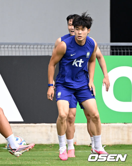 [OSEN=사포판(멕시코), 이대선 기자] 홍명보 감독이 이끄는 대한민국 축구국가대표팀이 16일(한국시각) 멕시코 과달라하라 인근 사포판의 치바스 베르데 바예에서 훈련을 진행했다.대표팀은 전날 A조 1차전에서 체코를 상대로 2-1 역전승을 거뒀다. 남아프리카공화국을 2-0으로 제압한 개최국 멕시코에 이은 조&nbsp;2위다.대한민국 김태현이 훈련을 하고 있다. 2026.06.16 /sunday@osen.co.kr
