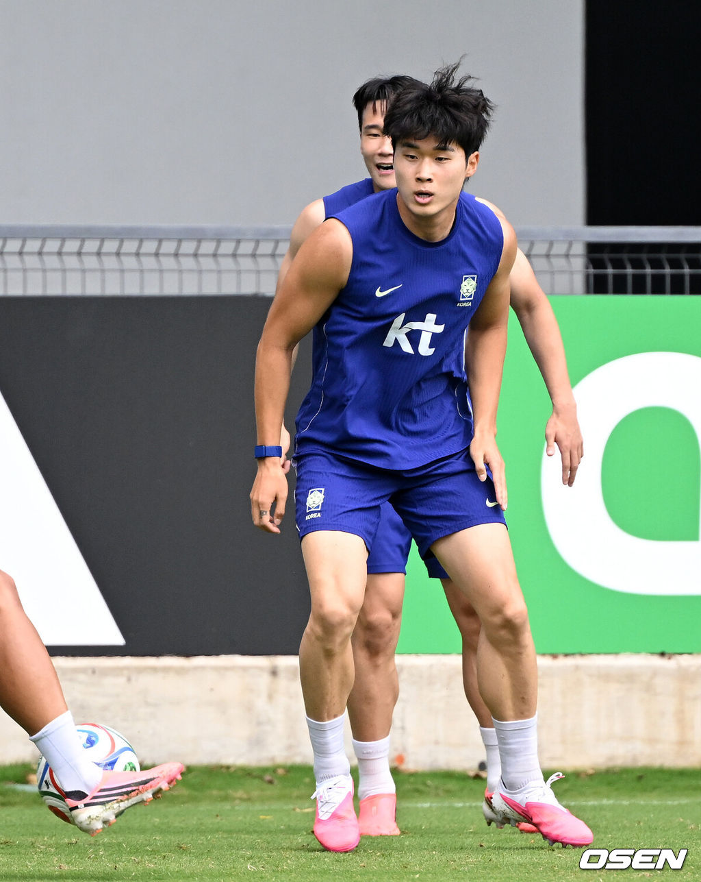 홍명보 감독이 이끄는 대한민국 축구국가대표팀이 16일(한국시각) 멕시코 과달라하라 인근 사포판의 치바스 베르데 바예에서 훈련을 진행했다.대표팀은 전날 A조 1차전에서 체코를 상대로 2-1 역전승을 거뒀다. 남아프리카공화국을 2-0으로 제압한 개최국 멕시코에 이은 조 2위다.대한민국 김태현이 훈련을 하고 있다. 2026.06.16 /sunday@osen.co.kr
